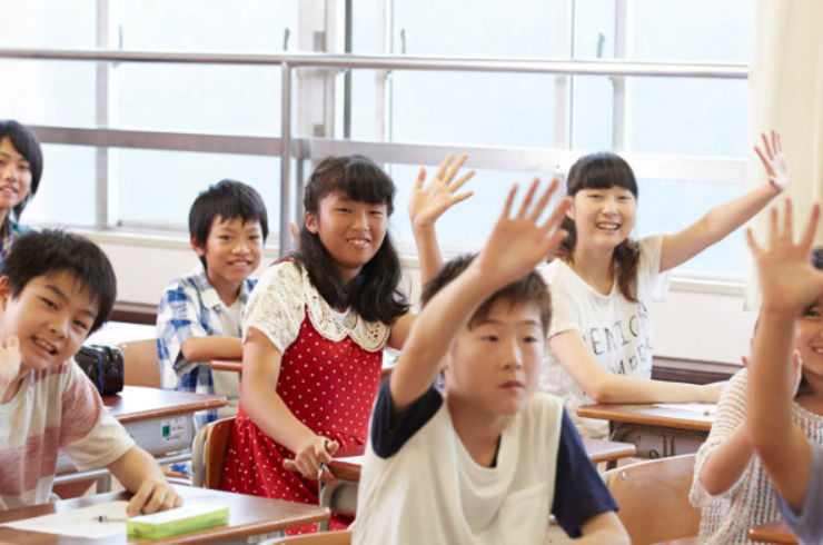 手を挙げる生徒